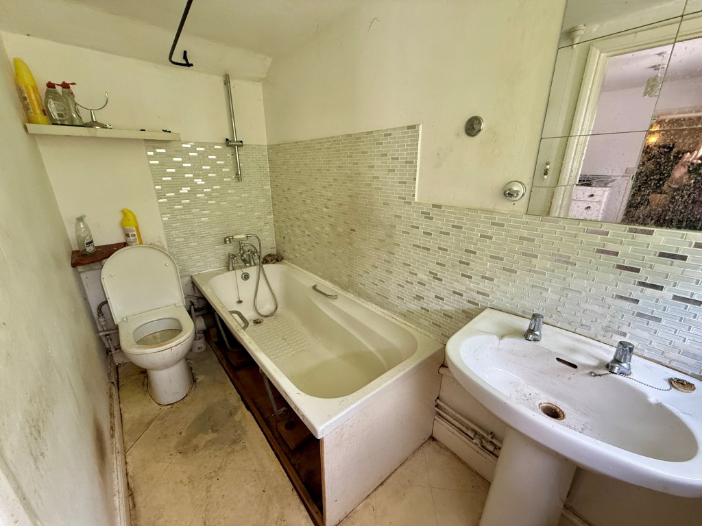 Lot: 80 - EQUESTRIAN FACILITY - INDOOR MANÈGE, STABLES, PADDOCKS AND ACCOMMODATION - Flat two - Bathroom with W.C.